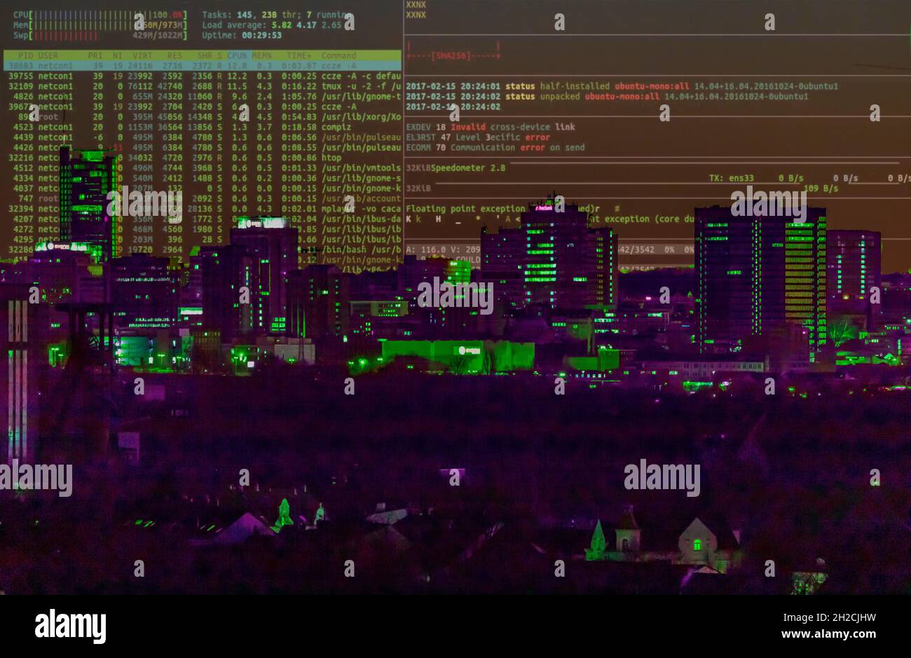 Symbolische Image-Cyber-Angriff, Computerkriminalität, Cyberkriminalität, Computer-Hacker greifen die IT-Infrastruktur einer Stadt, Essen, Deutschland Stockfoto