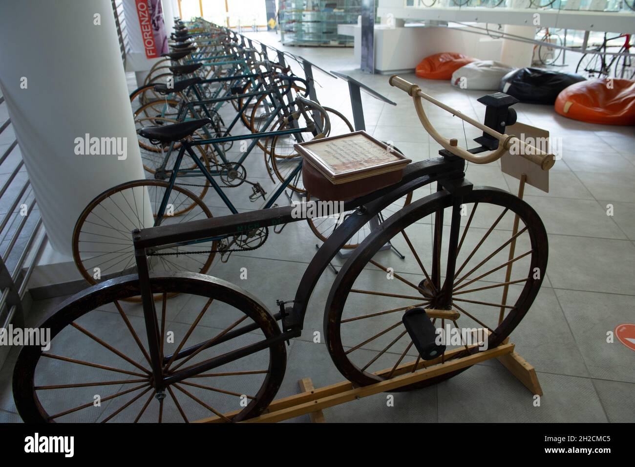 Europa, Italien, Lombardei, Provinz Como, Magreglio, Radsportmuseum Madonna del Ghisallo. Holzfahrrad Modell 1865, aus dem ersten 'Paris-Rouen'-Bui Stockfoto