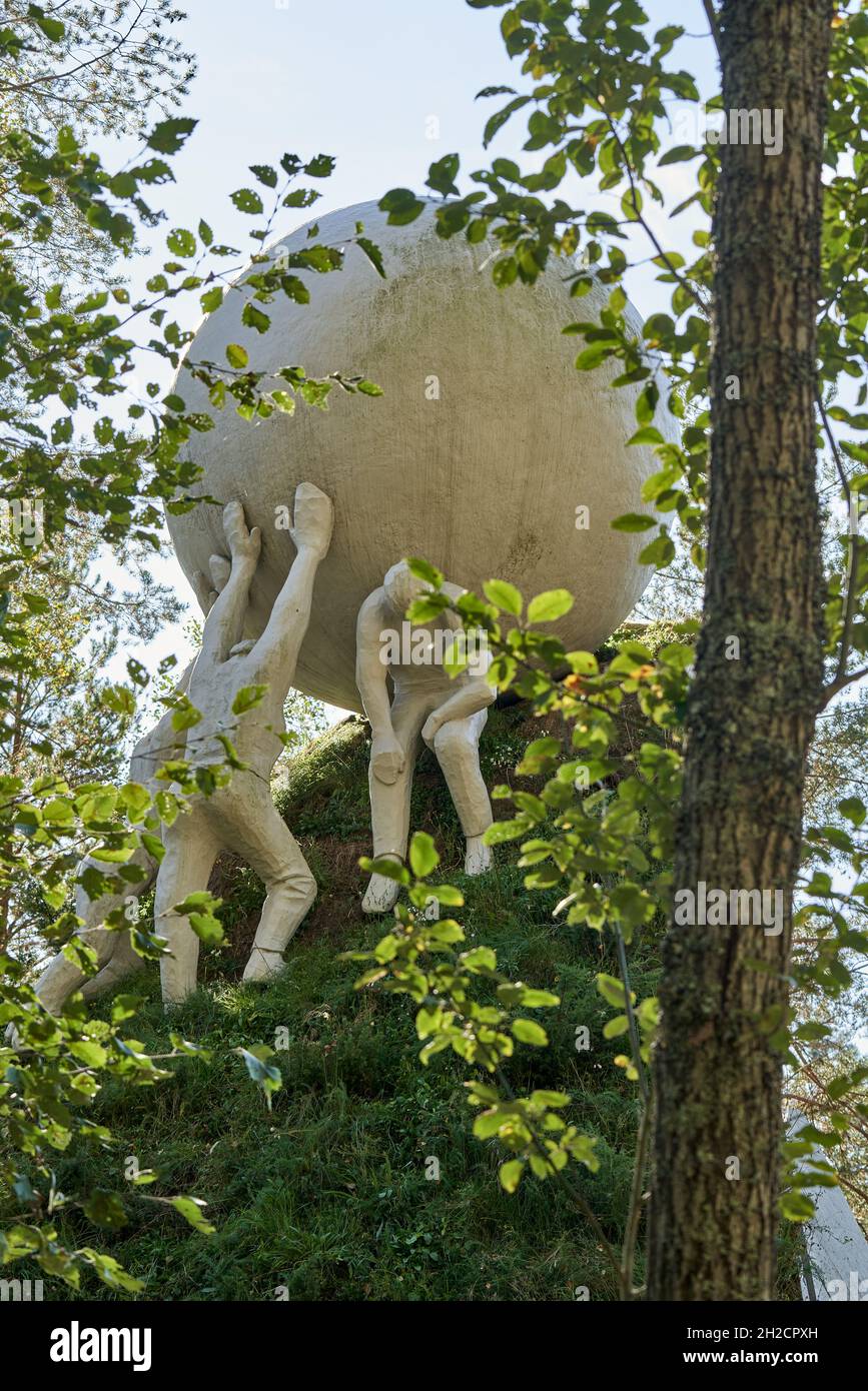 JEVNAKER, NORWEGEN - 25. September 2021: Die vertikale Aufnahme der Kugelskulptur von Ilya Kabakov in Jevnaker, Norwegen Stockfoto