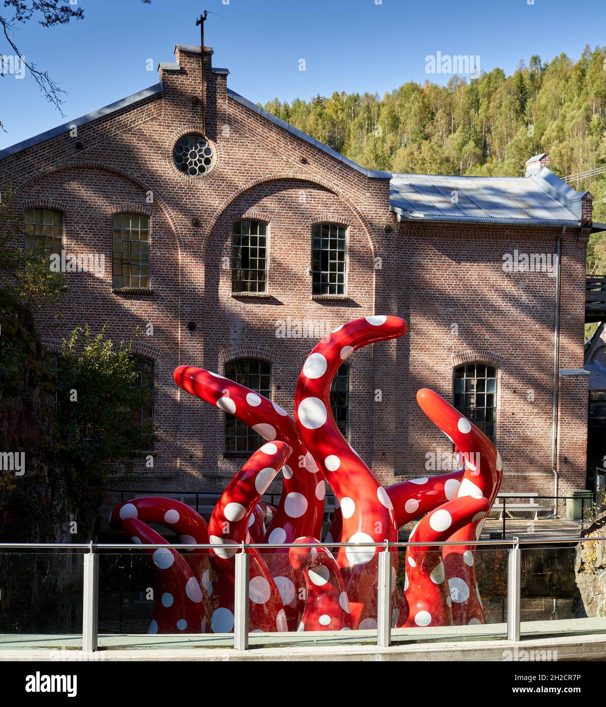 JEVNAKER, NORWEGEN - 25. Sep 2021: Die Yayoi Kusama Shine of Life Skulptur, die vor einem Gebäude in Jevnaker, Norwegen, ausgestellt ist Stockfoto
