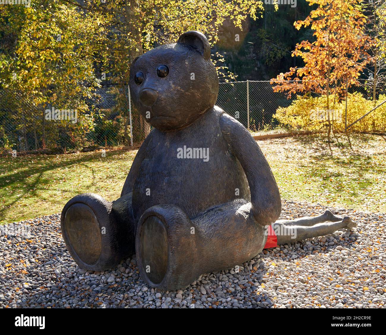 JEVNAKER, NORWEGEN - 25. Sep 2021: Der Teddy - das Tier der hedonischen Laufbandskulptur von Fredrik Raddum in Jevnaker, Norwegen Stockfoto
