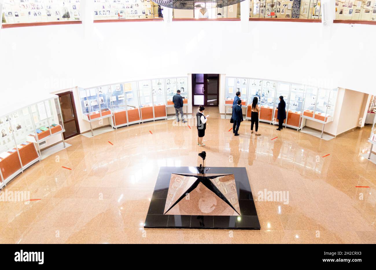 Skulptur einer schwarzen Rose, die durch zerrissenen Granit wächst. Symbolische Darstellung im Museum-Gedenkkomplex der Repressionsopfer ALZHIR, Aqmola Stockfoto