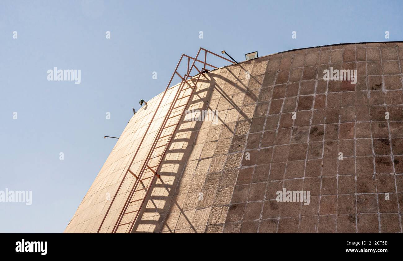 Detail des Museumsgebäudes, ohne Fenster, symbolisiert die Kiste der Trauer. ALZHIR-Gedenkstätte für politische Repressionen in Akmola, Kasachstan Stockfoto