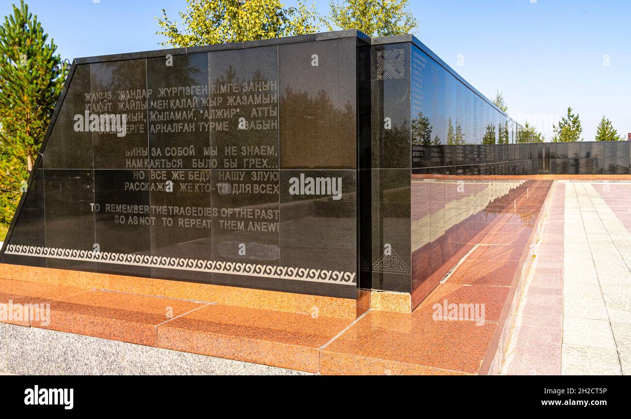 Die Mauer der Erinnerung mit den Namen von mehr als 7,000 Frauen - Gefangene des Lagers ALZHIR. Gedenkstätte der Repressionsopfer, Aqmola, Kazakshan Stockfoto