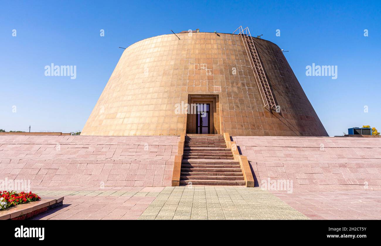 Das Museumsgebäude, ohne Fenster, symbolisiert die Kiste der Trauer. ALZHIR-Gedenkstätte für politische Repressionen in Akmola, Kasachstan Stockfoto
