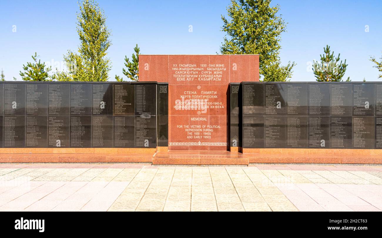 Die Mauer der Erinnerung mit den Namen von mehr als 7,000 Frauen - Gefangene des Lagers ALZHIR. Gedenkstätte der Repressionsopfer, Aqmola, Kazakshan Stockfoto