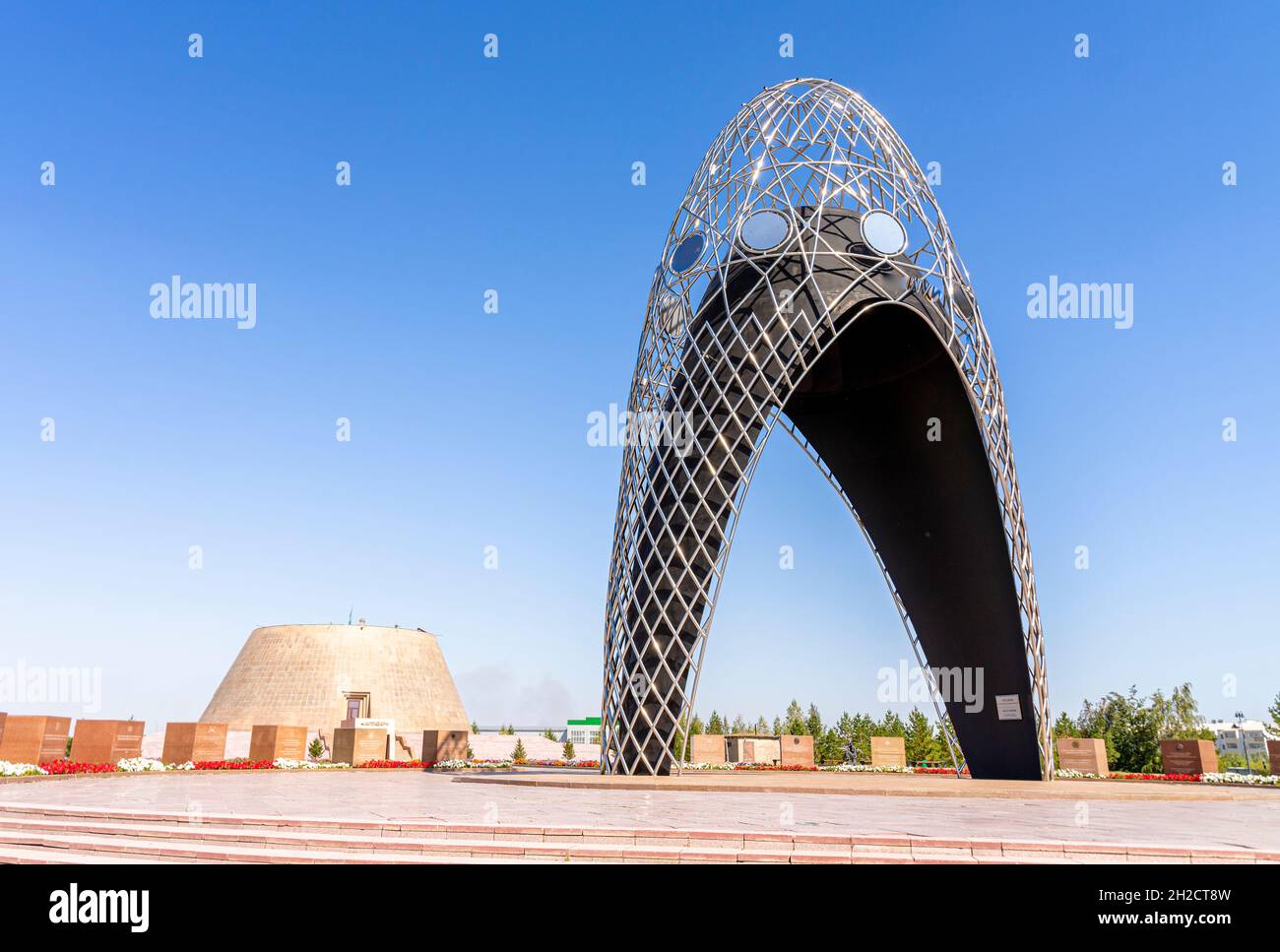 Das Denkmal „Arch of Sorrow“ stellt eine Frau dar, die um ihre Familie trauert. ALZHIR-Gedenkstätte für politische Repressionen in Akmola, Kasachstan Stockfoto