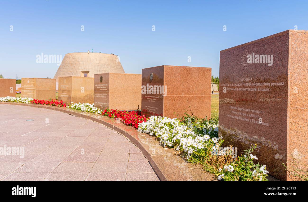 Gedenksteine von ausländischen Botschaften. ALZHIR-Gedenkstätte für politische Opfer, Aqmola, nur-Sultan, Kasachstan Stockfoto