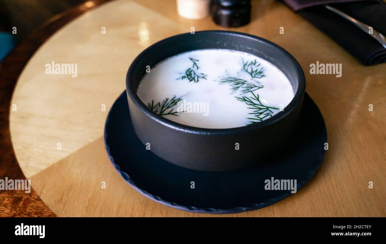 Finnische Fischsuppe mit Creme, serviert in Cannelle Bar und Restaurant, St. Petersburg, Russland Stockfoto