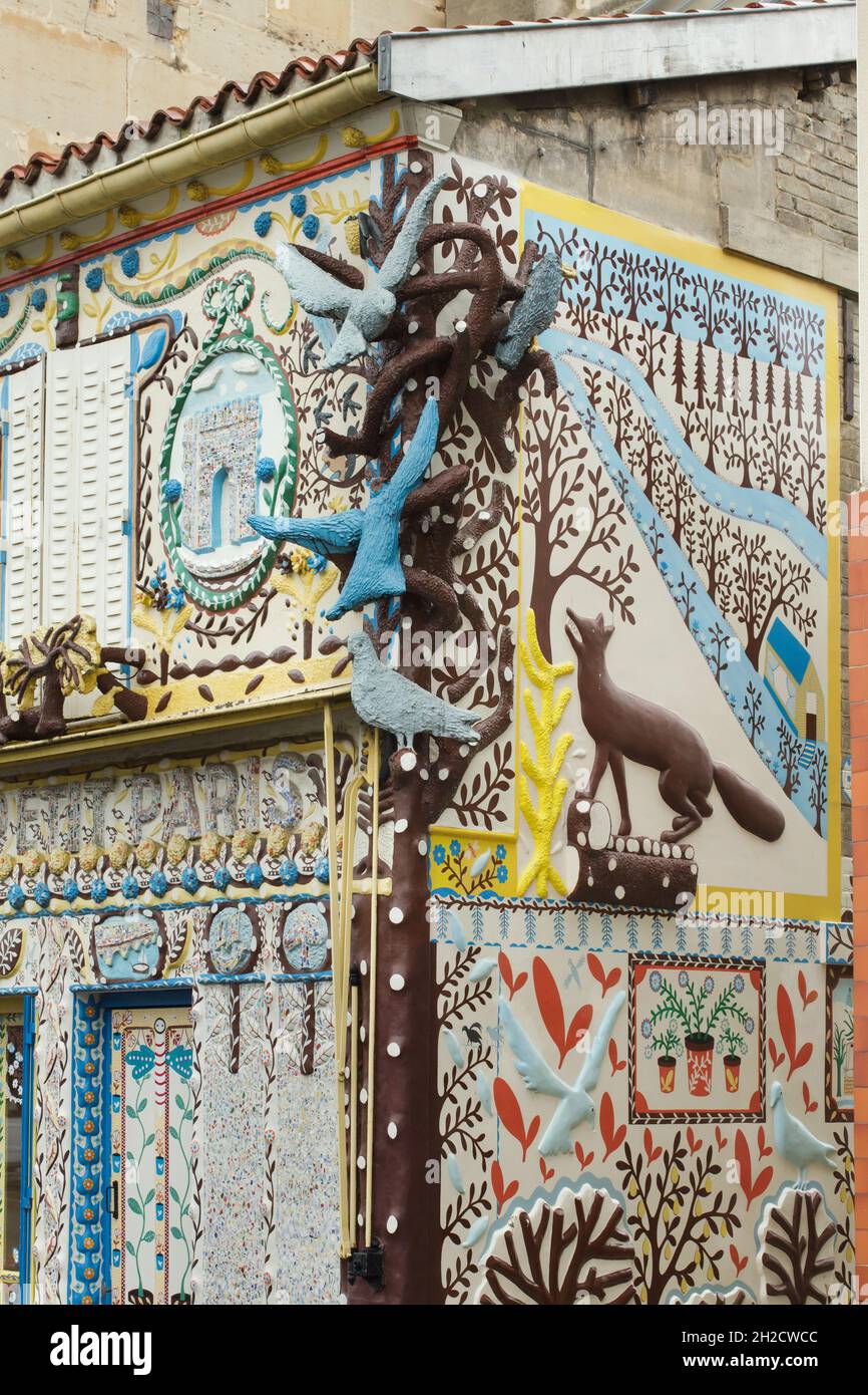 Der Fuchs und die Krähe auf dem Maison du Petit Paris ("Haus im kleinen Paris") in Saint-Dizier in Haute-Marne, Frankreich. Das vom naiven französischen Künstler Marcel Dhièvre entworfene und dekorierte Haus wird heute als Bar 'Au Petit Paris' ('At Little Paris') genutzt. Stockfoto