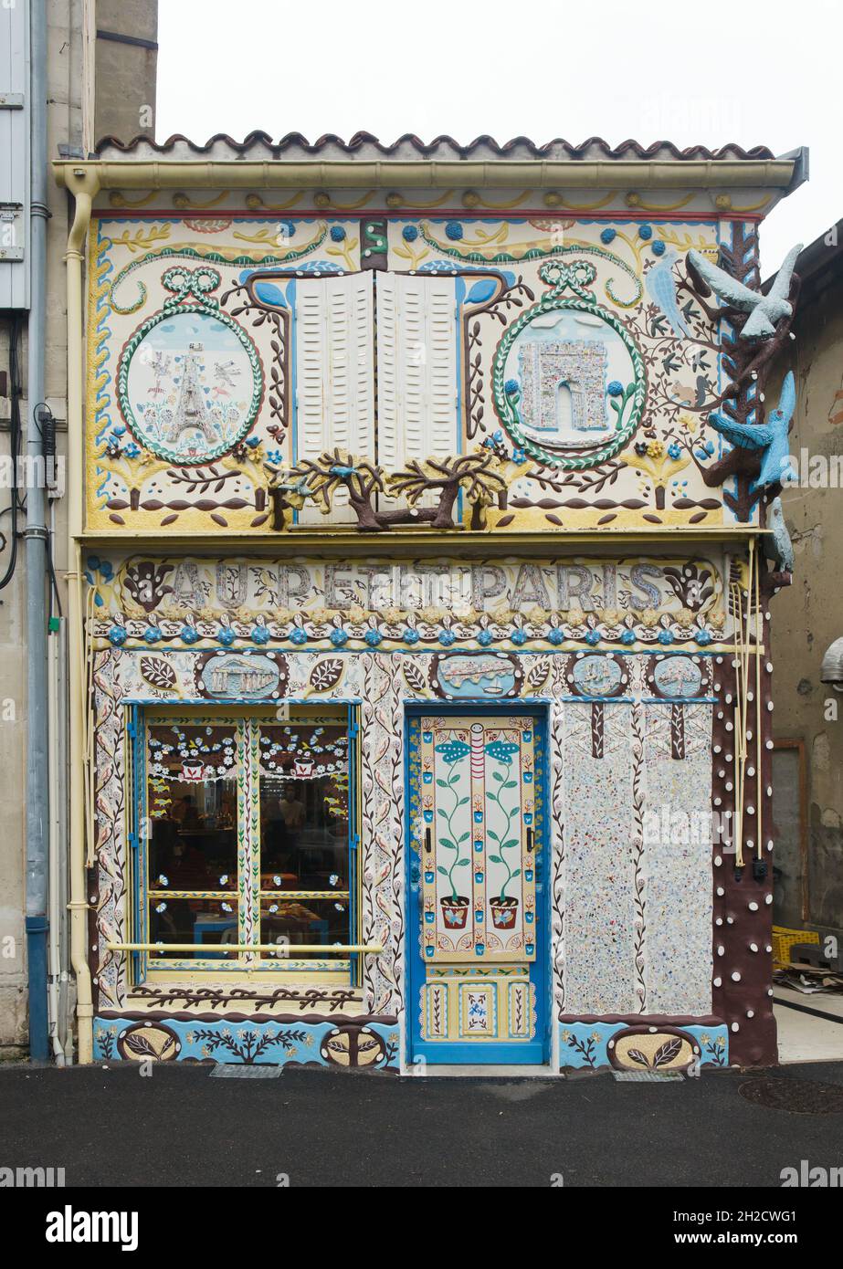 Maison du Petit Paris ('Haus im kleinen Paris') in Saint-Dizier in Haute-Marne, Frankreich. Das vom naiven französischen Künstler Marcel Dhièvre entworfene und dekorierte Haus wird heute als Bar 'Au Petit Paris' ('At Little Paris') genutzt. Stockfoto