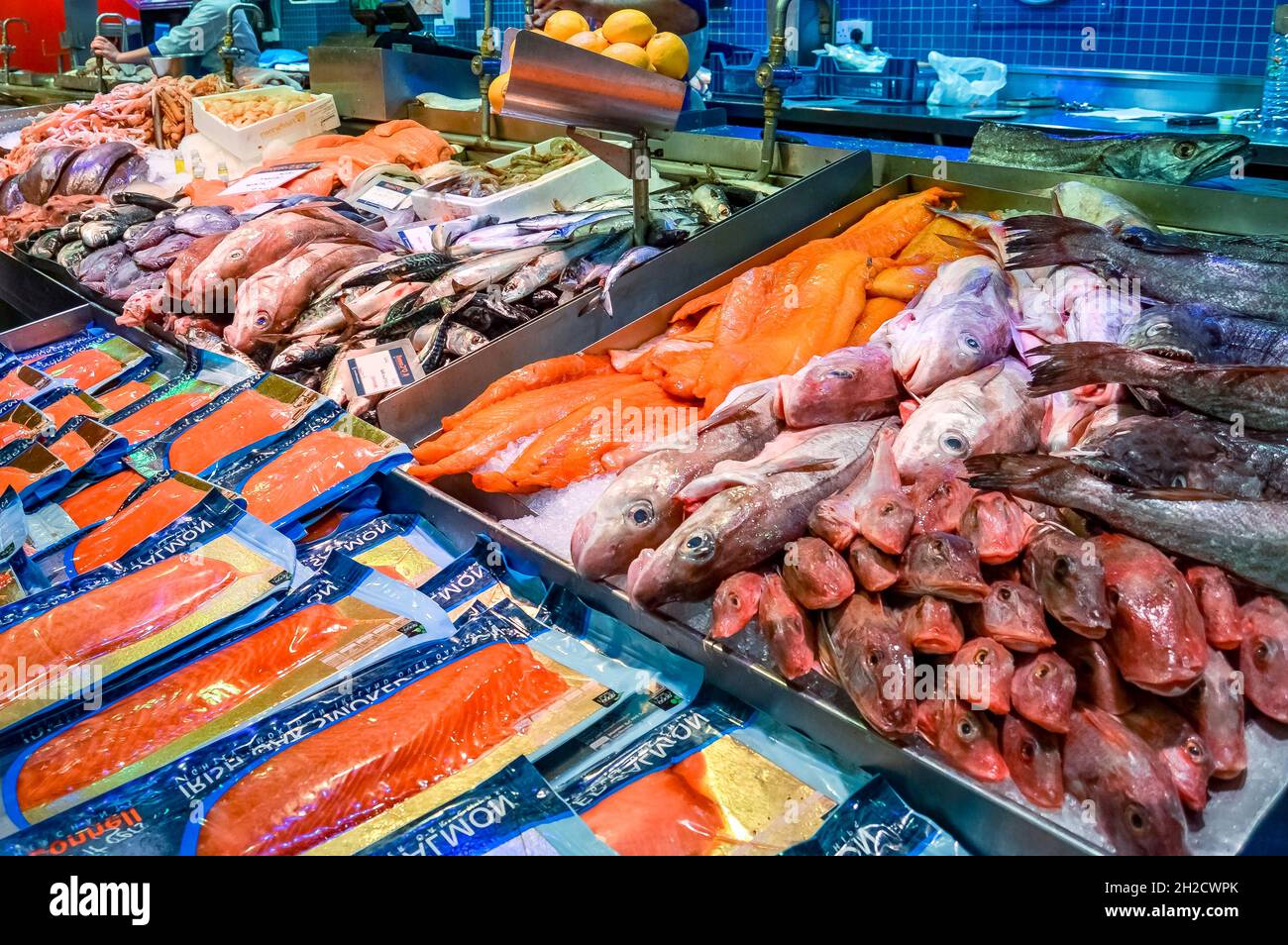 Fischmarktstand mit frischem Fisch zum Verkauf Stockfoto