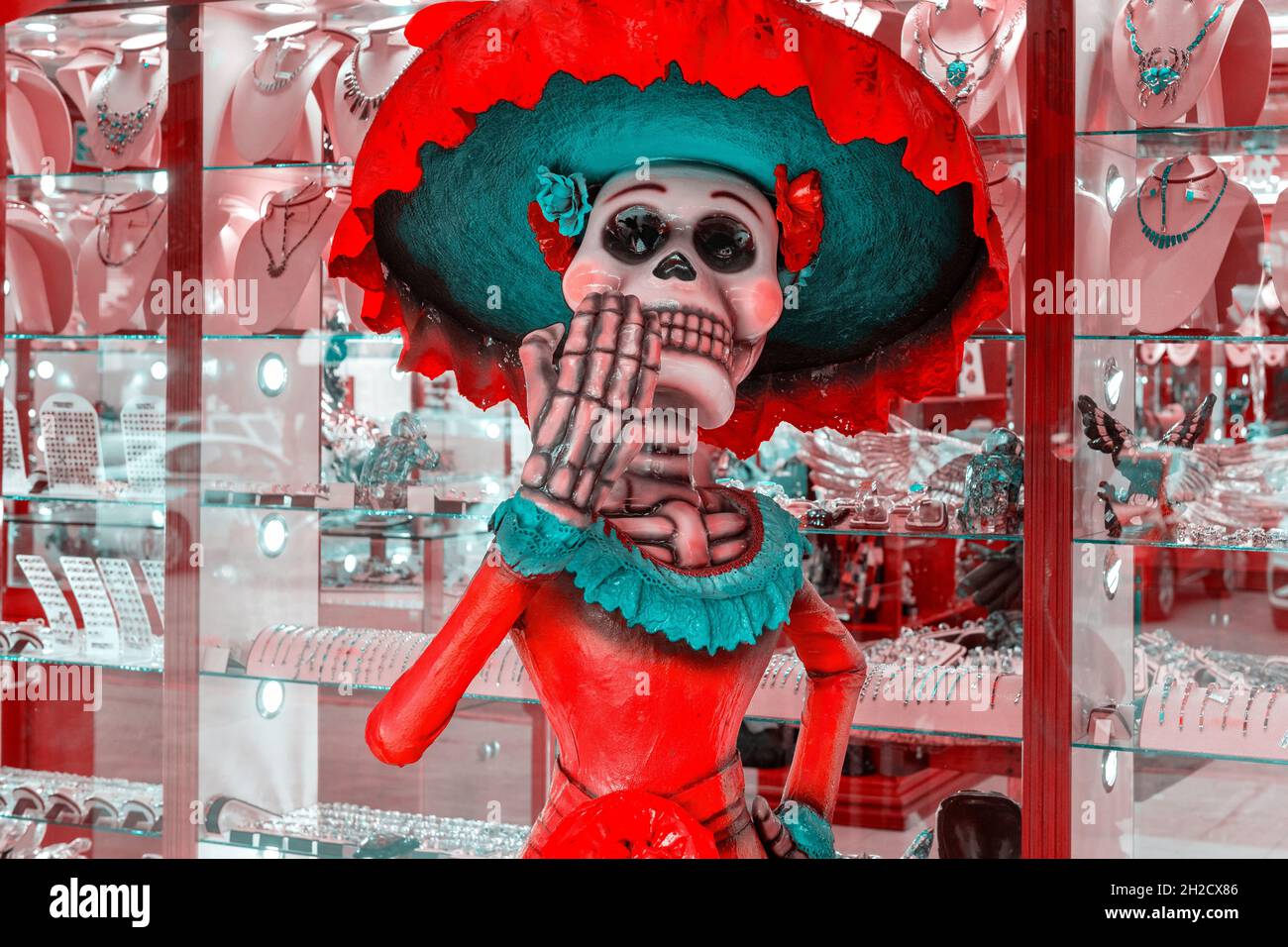 Eine große Puppe von Catrina, die ein Juweliergeschäft im Mercado 28 (Markt 28) in Cancun City, Quintana Roo, Bundesstaat, Mexiko, ziert. Stockfoto