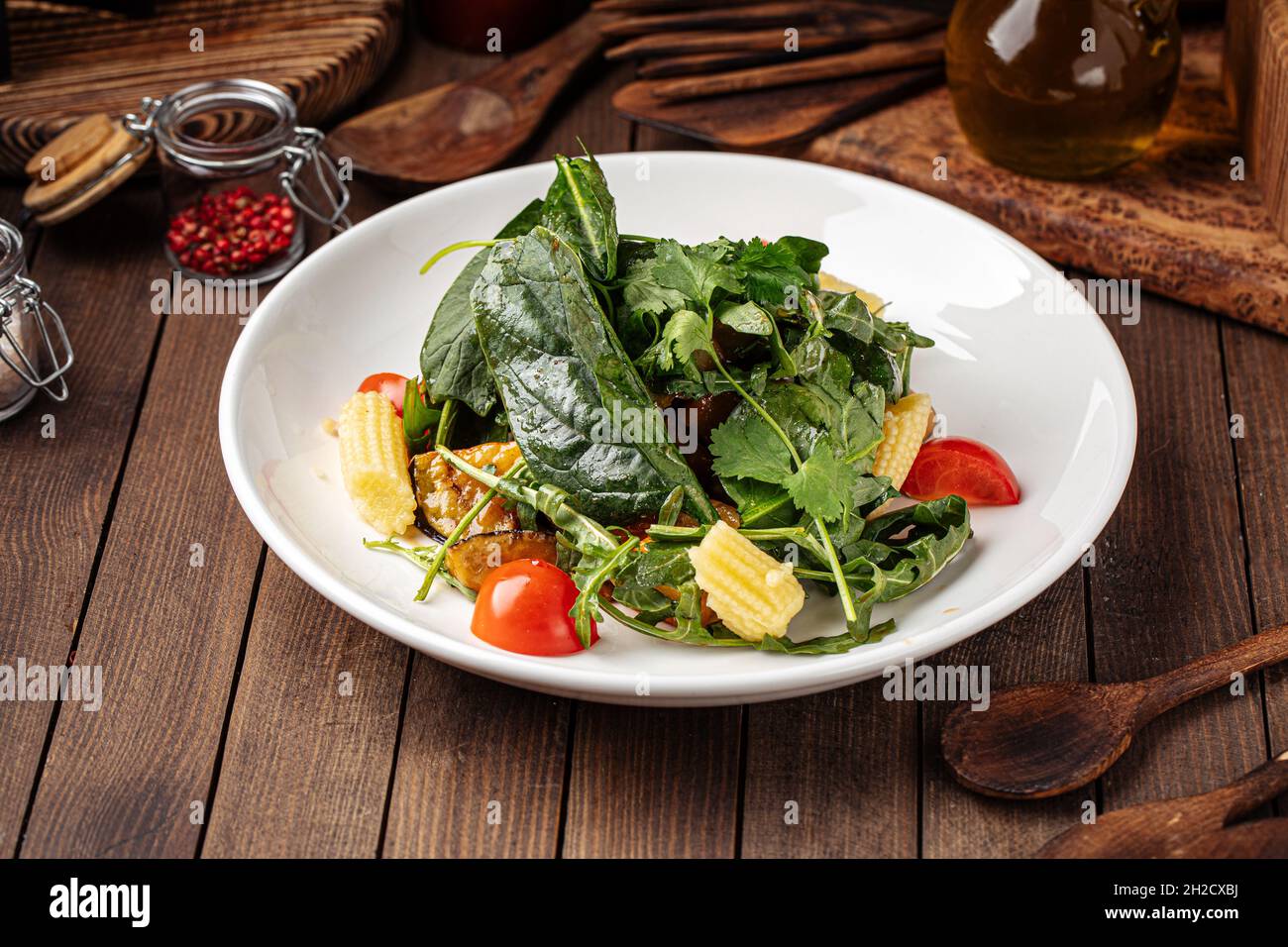 Gesunder Spinatsalat mit Auberginen und Babykorn Stockfoto