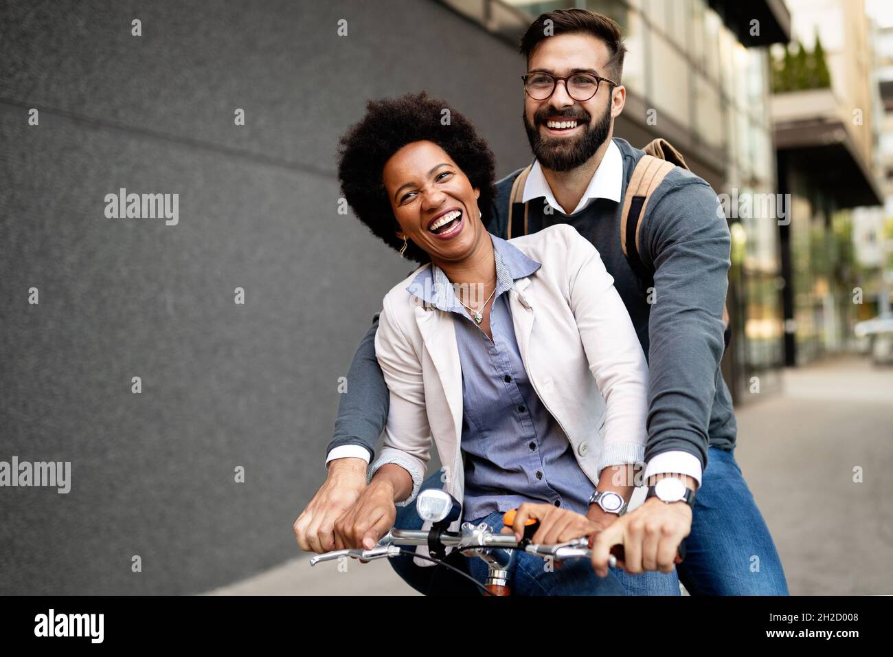 Blick auf junge Unternehmen die Menschen reden und lächeln im Freien Stockfoto