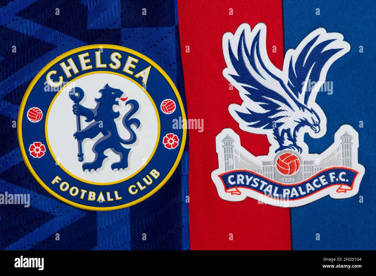 Nahaufnahme von Chelsea und Crystal Palace Clubwappen. Stockfoto