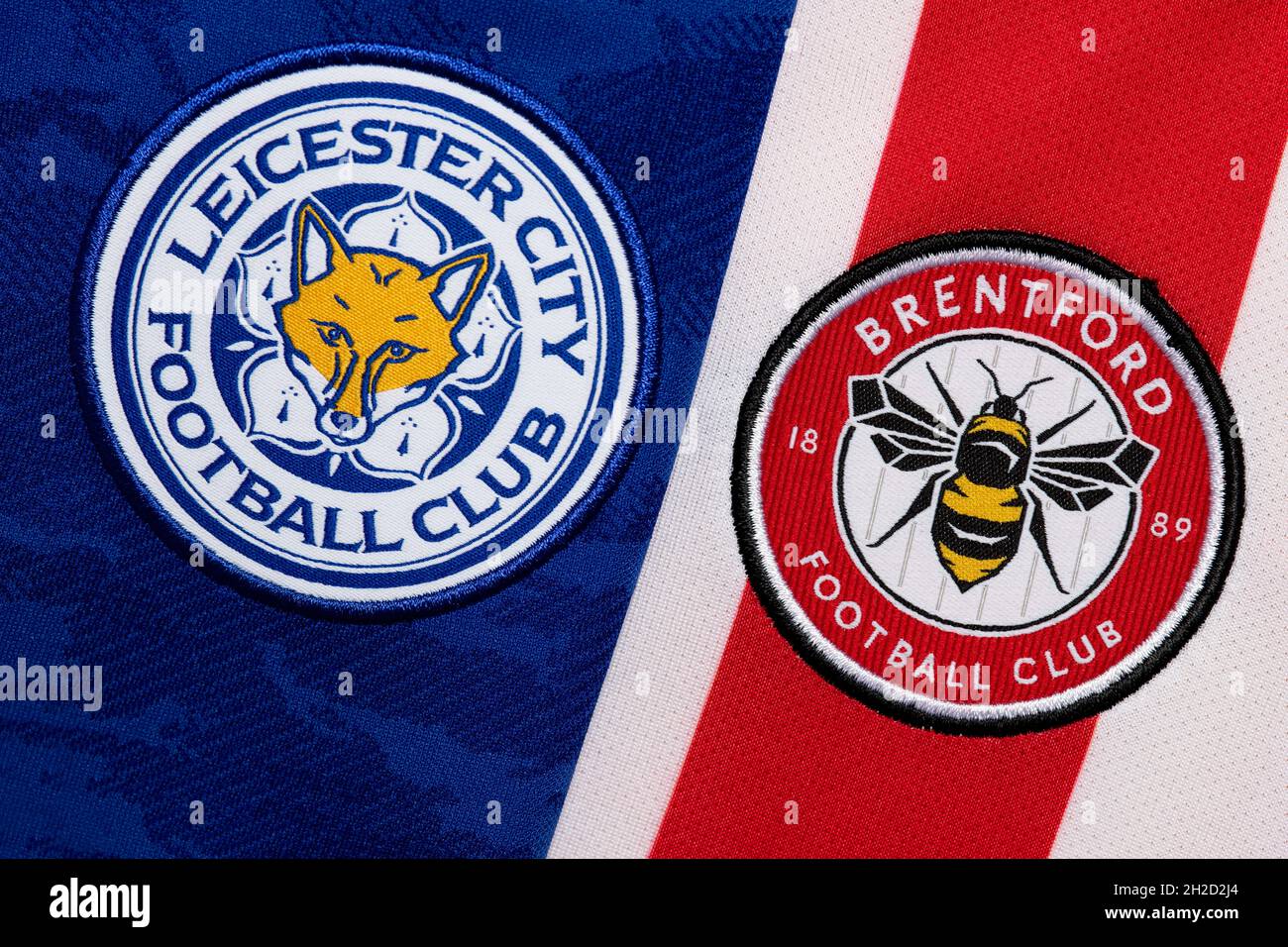 Nahaufnahme des Leicester und Brentford Clubkamms. Stockfoto