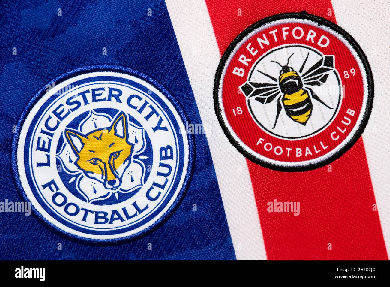 Nahaufnahme des Leicester und Brentford Clubkamms. Stockfoto