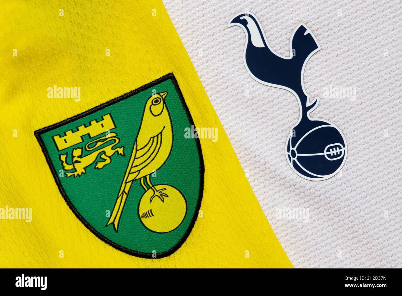 Nahaufnahme des Clubabscheides von Norwich und Tottenham Hotspur. Stockfoto