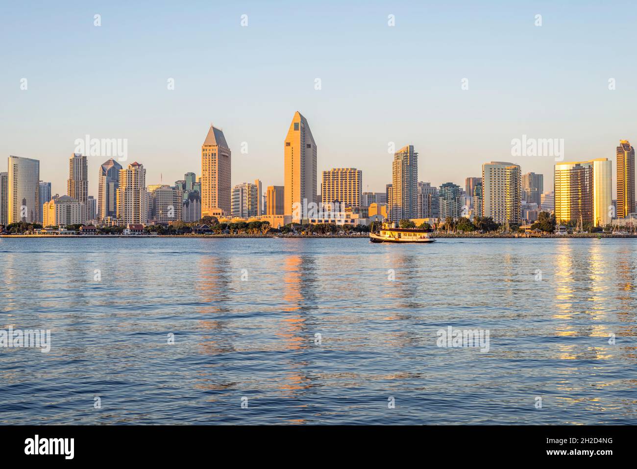 Der Hafen von San Diego und die Skyline von San Diego. Blick von der Stadt Coronado, CA, USA. Stockfoto
