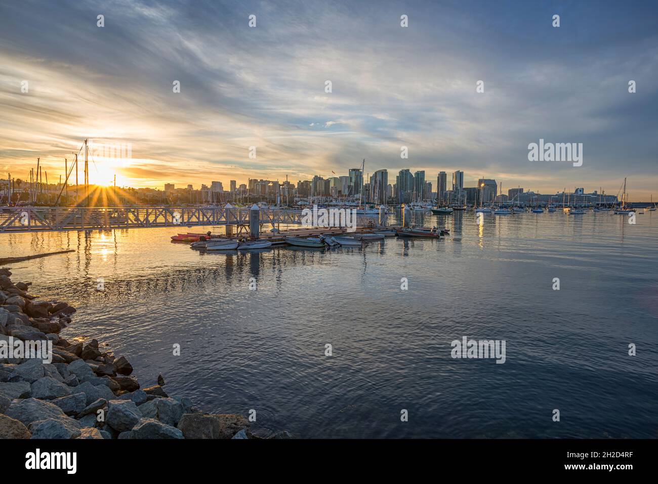 Der Hafen von San Diego und die Skyline von San Diego bei einem Morgensonnenaufgang im Oktober. San Diego, CA, USA. Stockfoto