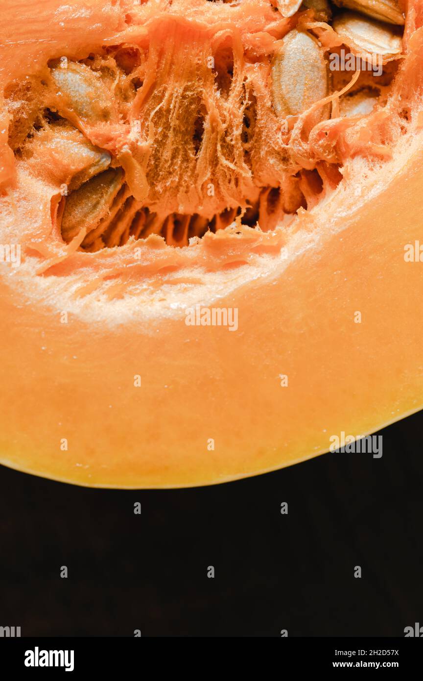 Nahaufnahme von Samen in einem Butternusskürbis Stockfoto