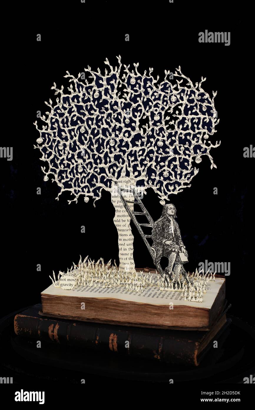 Buchskulptur von Sir Isaac Newton, der unter dem Apfelbaum sitzt, als er die Schwerkraft eines vom Baum fallenden Apfels entdeckt. Stockfoto