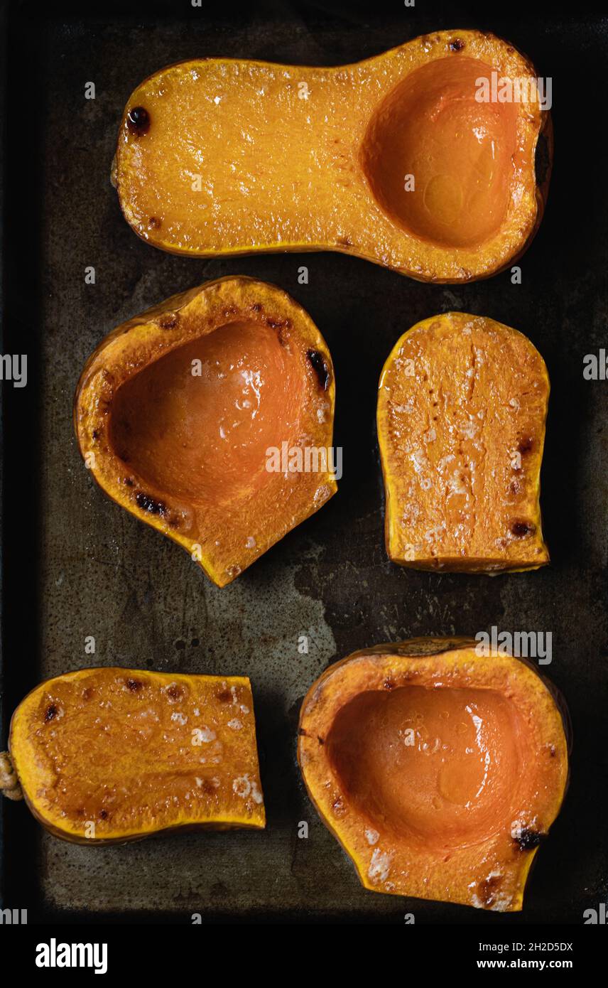 Geröstete Butternut Squash auf einer Blattpfanne Stockfoto