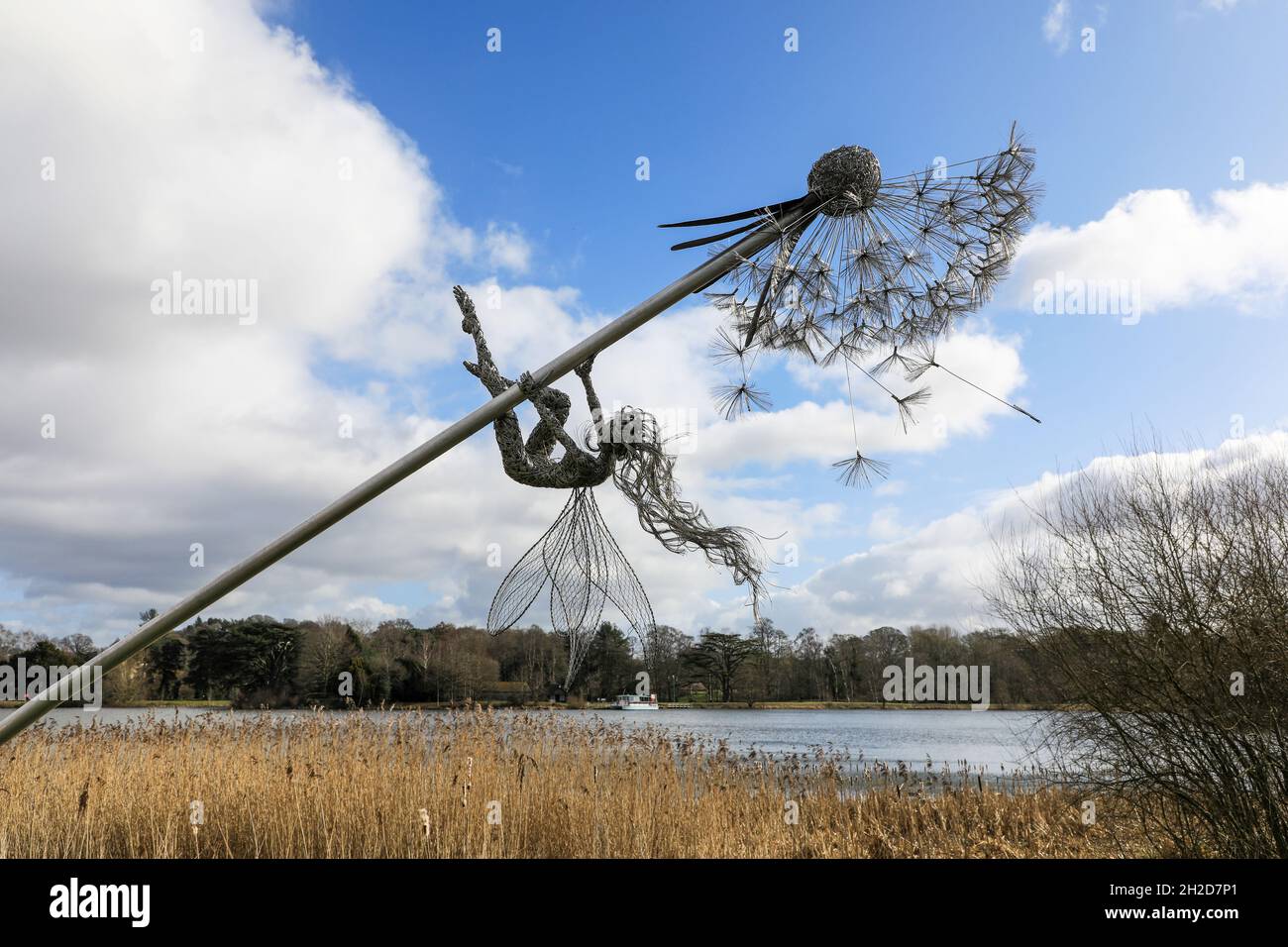 Eine Drahtskulptur einer Fee und eine Elfenuhr in den Trentham Gardens, Stoke-on-Trent, Staffordshire, England, Großbritannien Stockfoto Eine Drahtskulptur einer Fee und eine Elfenuhr in den Trentham Gardens, Stoke-on-Trent, Staffordshire, England, Großbritannien Stockfoto