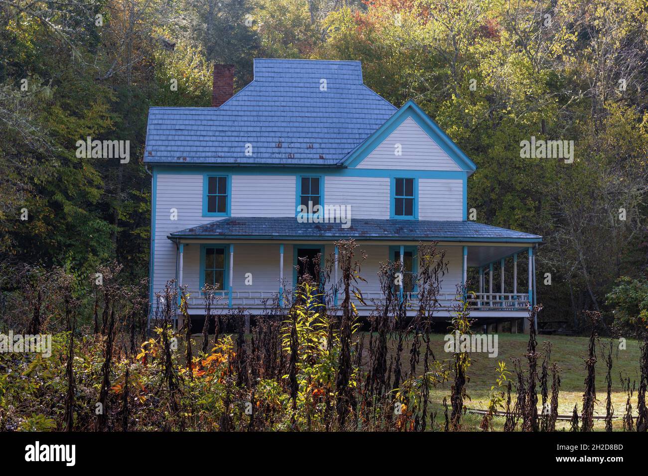 Waynesvile, North Carolina, USA - Oktober 14. 2021: Erbaut in den Jahren 1898 - 1903 steht das Caldwood House immer noch im Cataloochee Valley im Smoky Mountai Stockfoto