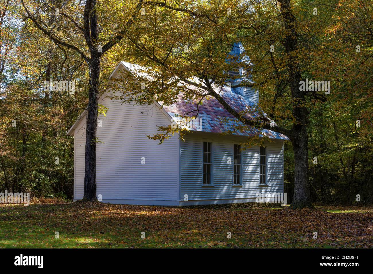 Waynesville, North Carolina, USA - 14. Oktober 2021: 1898 wurde die Palmer Chapel im Cataloochee Valley in den Smoky Mountains erbaut. Stockfoto