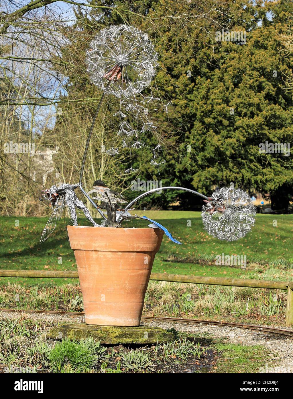 Eine Drahtskulptur einer Fee und eine Elfenuhr in den Trentham Gardens, Stoke-on-Trent, Staffordshire, England, Großbritannien Stockfoto