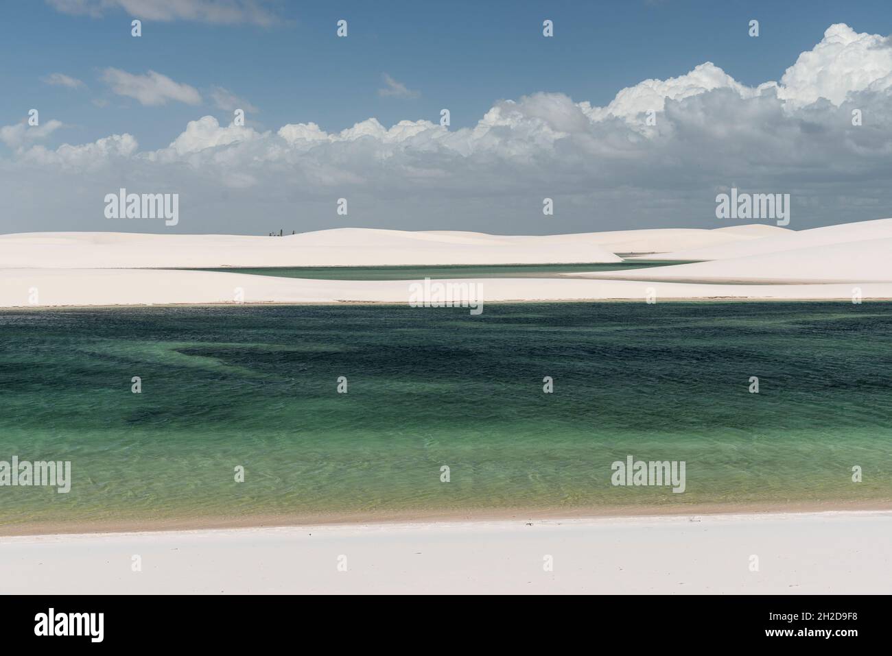 Schöner Blick auf die blaue Regenwasserlagune auf weißen Sanddünen in Lençois Maranhenses, Bundesstaat Maranhao, Brasilien Stockfoto