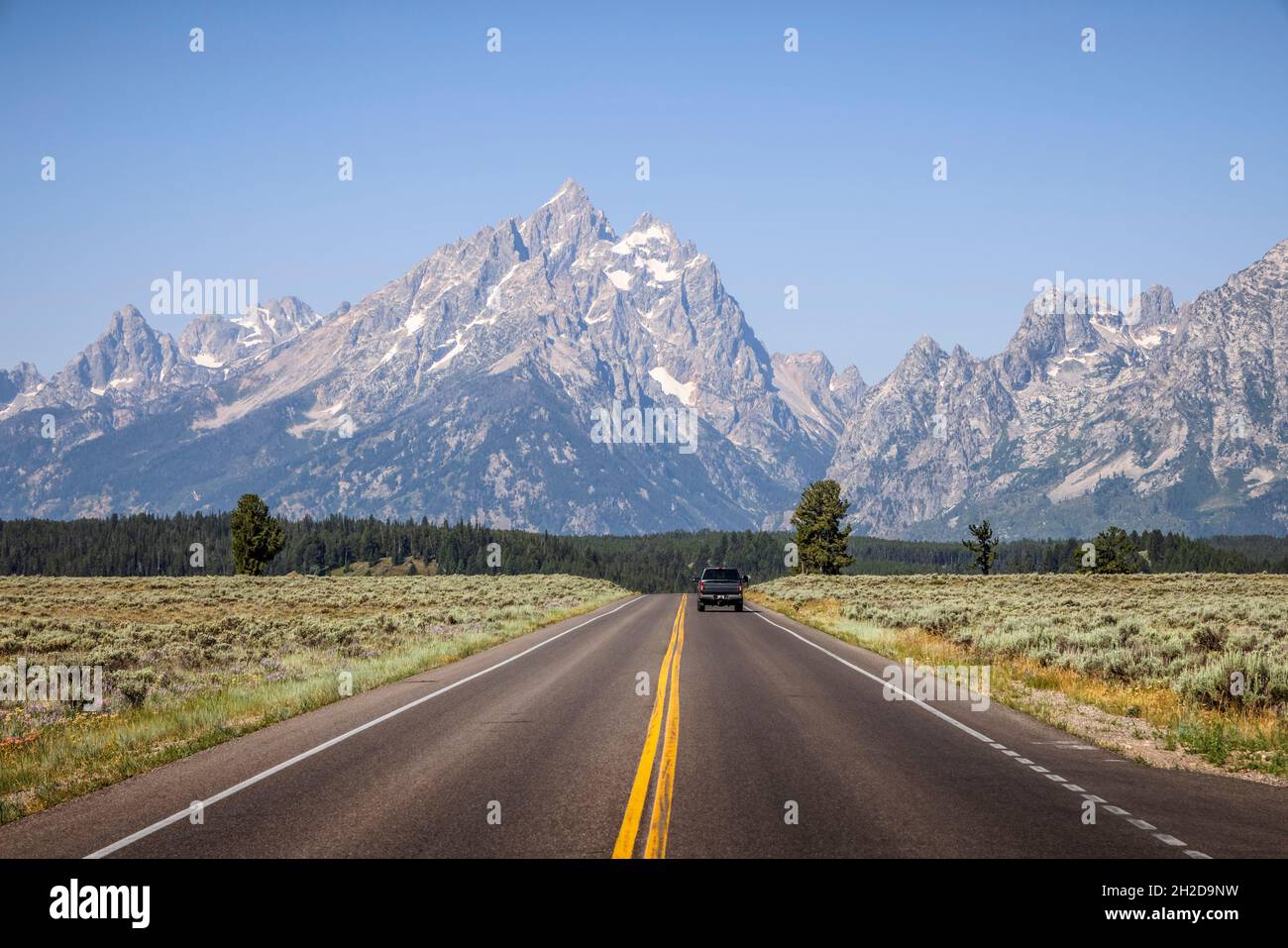 Sommerlicher Blick auf die Autobahn auf einer Autoreise im Grand Teton National Park. Stockfoto