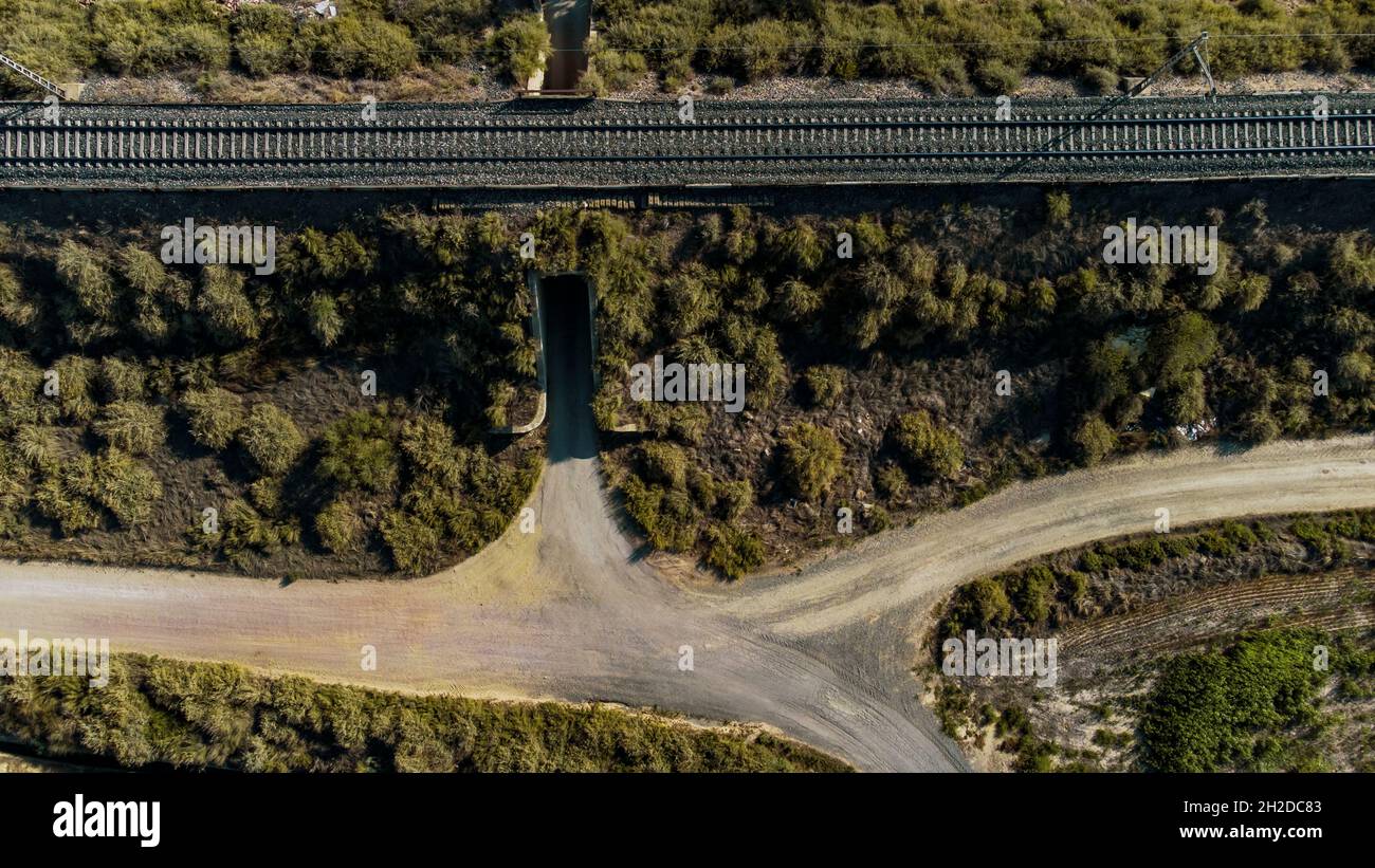 Luftaufnahme eines Tunnels, der eine Eisenbahnstrecke überquert Stockfoto