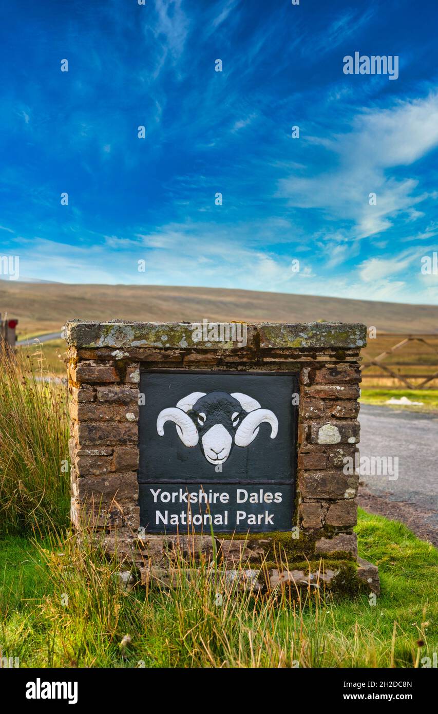 Yorksire Dales National Park Schild mit Widder-Symbol auf abgelegenen Moorland in der Nähe von Keld, Yorkshire Dales National Park, Richmondshire, North Yorkshire, England Stockfoto