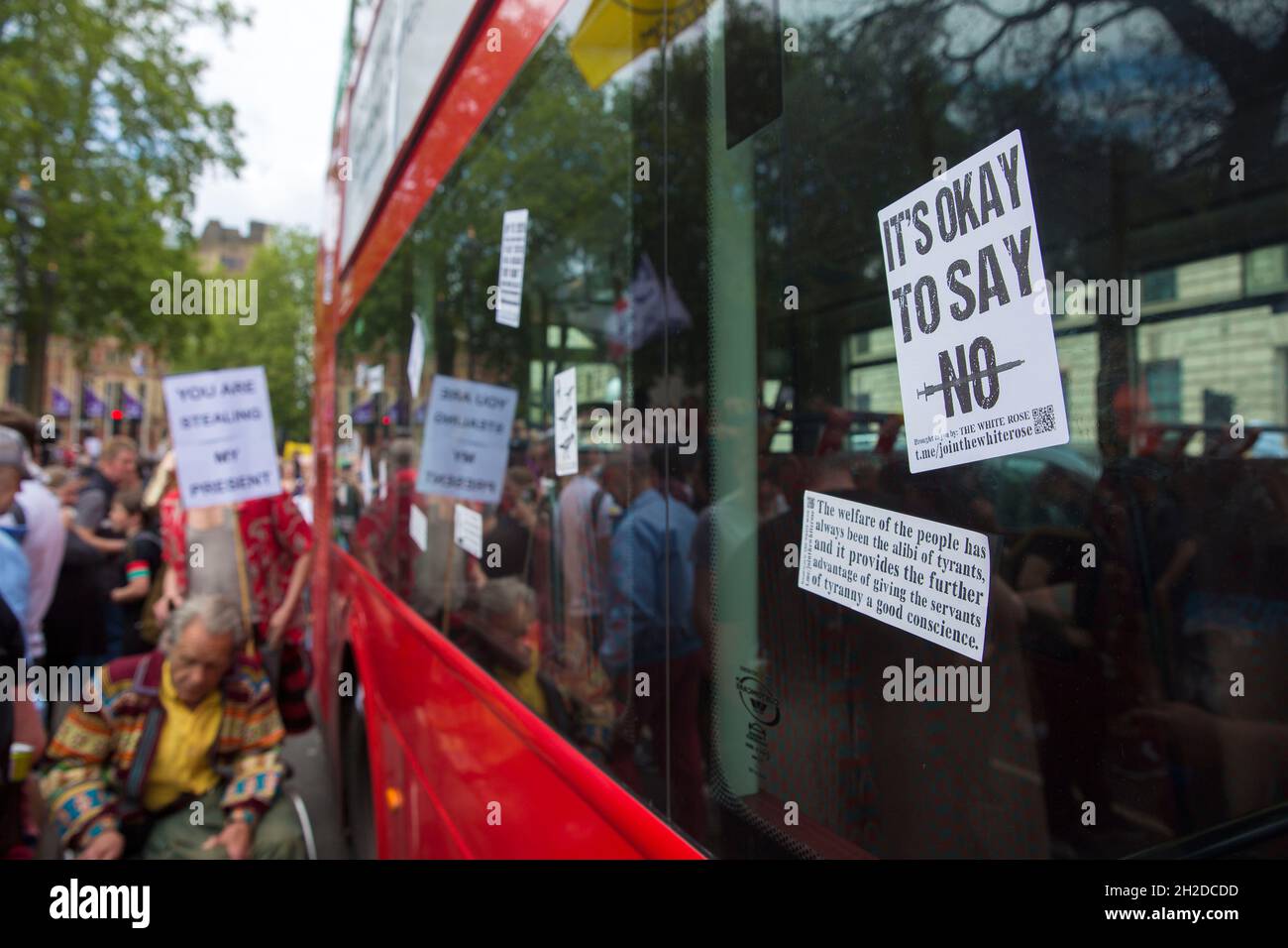 Die Menschen versammeln sich und marschieren während einer „Unite for Freedom“-Kundgebung im Zentrum von London, am 29. Mai 2021. Die Demonstration ist gegen sogenannte Impfpass. Stockfoto