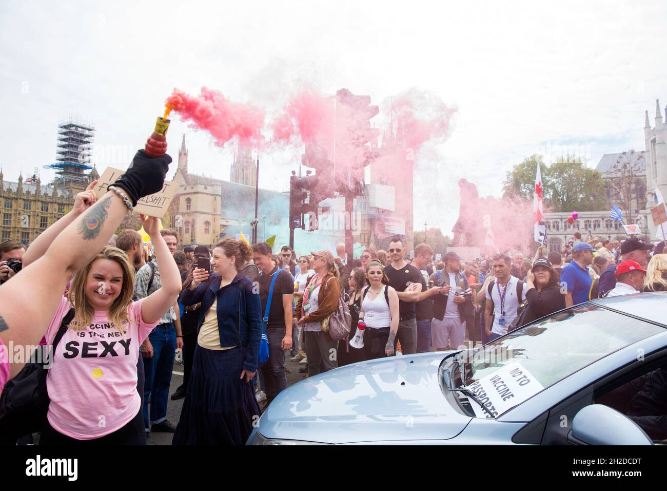 Die Menschen versammeln sich und marschieren während einer „Unite for Freedom“-Kundgebung im Zentrum von London, am 29. Mai 2021. Die Demonstration ist gegen sogenannte Impfpass. Stockfoto