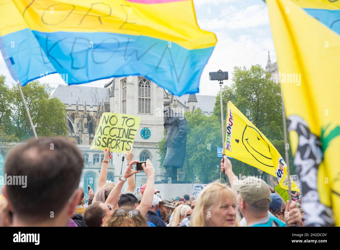 Die Menschen versammeln sich und marschieren während einer „Unite for Freedom“-Kundgebung im Zentrum von London, am 29. Mai 2021. Die Demonstration ist gegen sogenannte Impfpass. Stockfoto