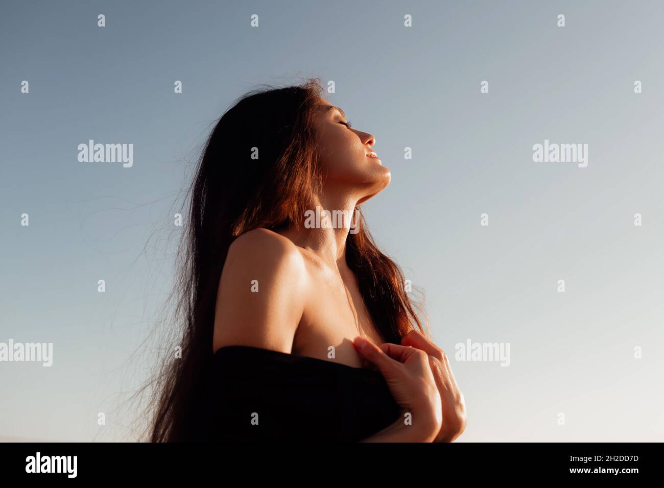 Schöne Frau, die sich frei fühlt. Urlaubsangebote im Sommer. Stockfoto