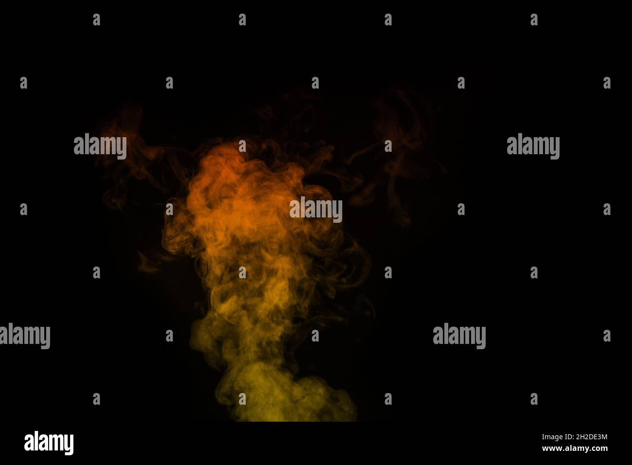 Lockig orange gelbe Dampf-, Nebel- oder Rauchisolierttransparenter Spezialeffekt auf schwarzem Hintergrund. Abstrakter Nebel oder Smog Hintergrund, Design-Element für Stockfoto