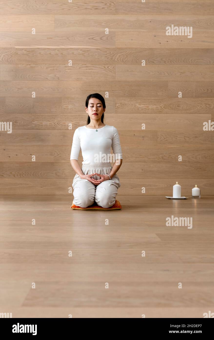 Asiatische Frau, die Yoga praktiziert, in Seiza-Pose sitzt, vajrasana-Übung Stockfoto