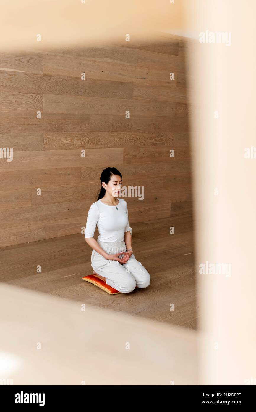 Asiatische Frau, die Yoga praktiziert, in Seiza-Pose sitzt, vajrasana-Übung Stockfoto