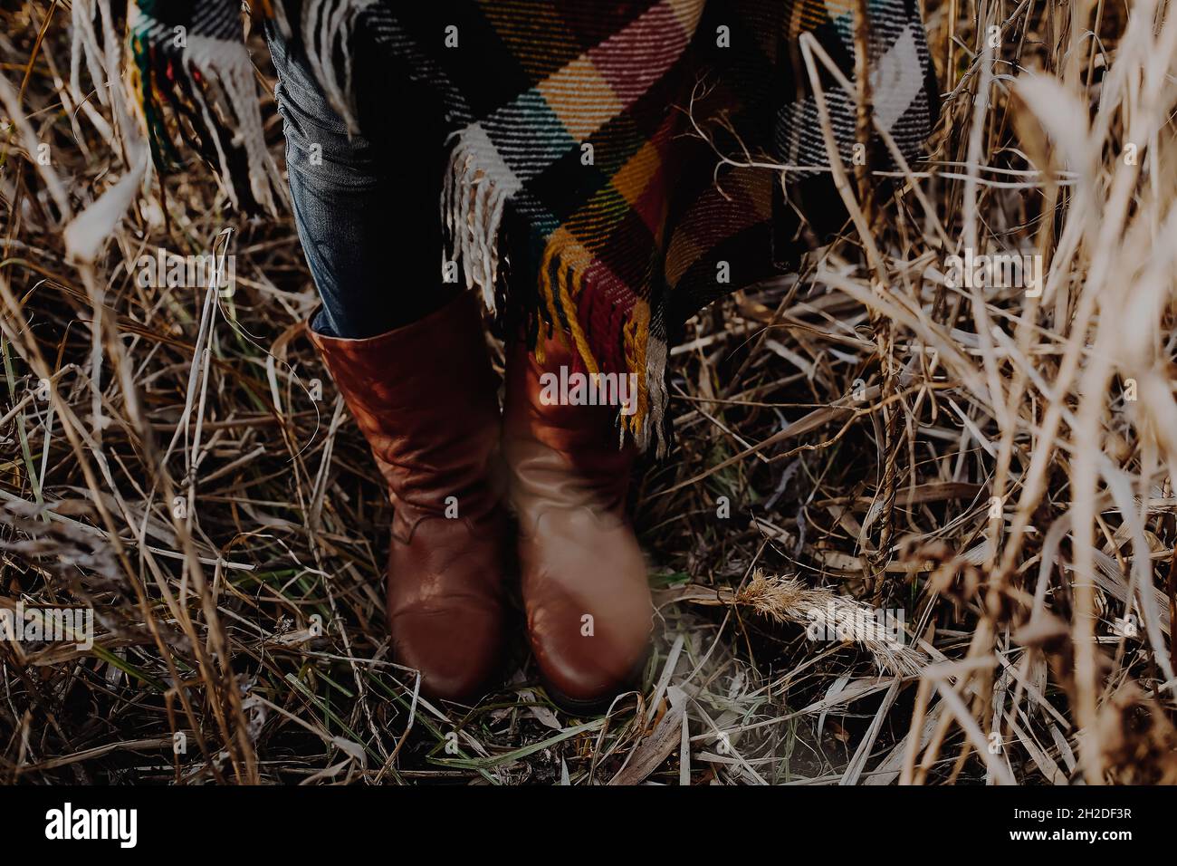 Herbst-Outfit mit Leder-Retro-Schuhen für Damen und kariertem Rasen Stockfoto