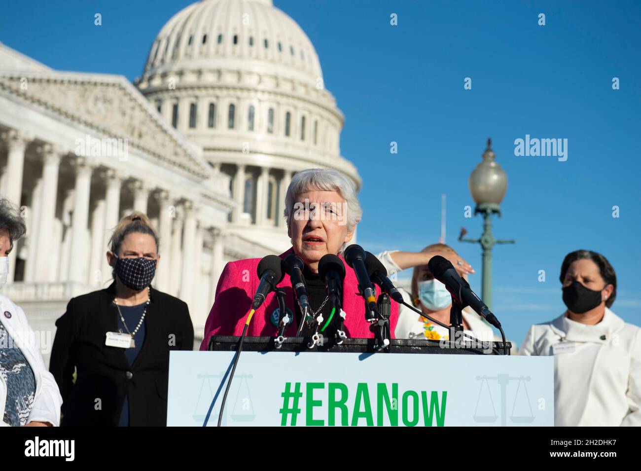 Washington, Vereinigte Staaten Von Amerika. Oktober 2021. Die Gründerin und Präsidentin der Feminist Majority Foundation Eleanor Smeal hält am Donnerstag, den 21. Oktober 2021, im US-Kapitol in Washington, DC, eine Rede während einer Pressekonferenz zur Zertifizierung des Gleichstellungsrechts. Quelle: Rod Lampey/CNP/Sipa USA Quelle: SIPA USA/Alamy Live News Stockfoto