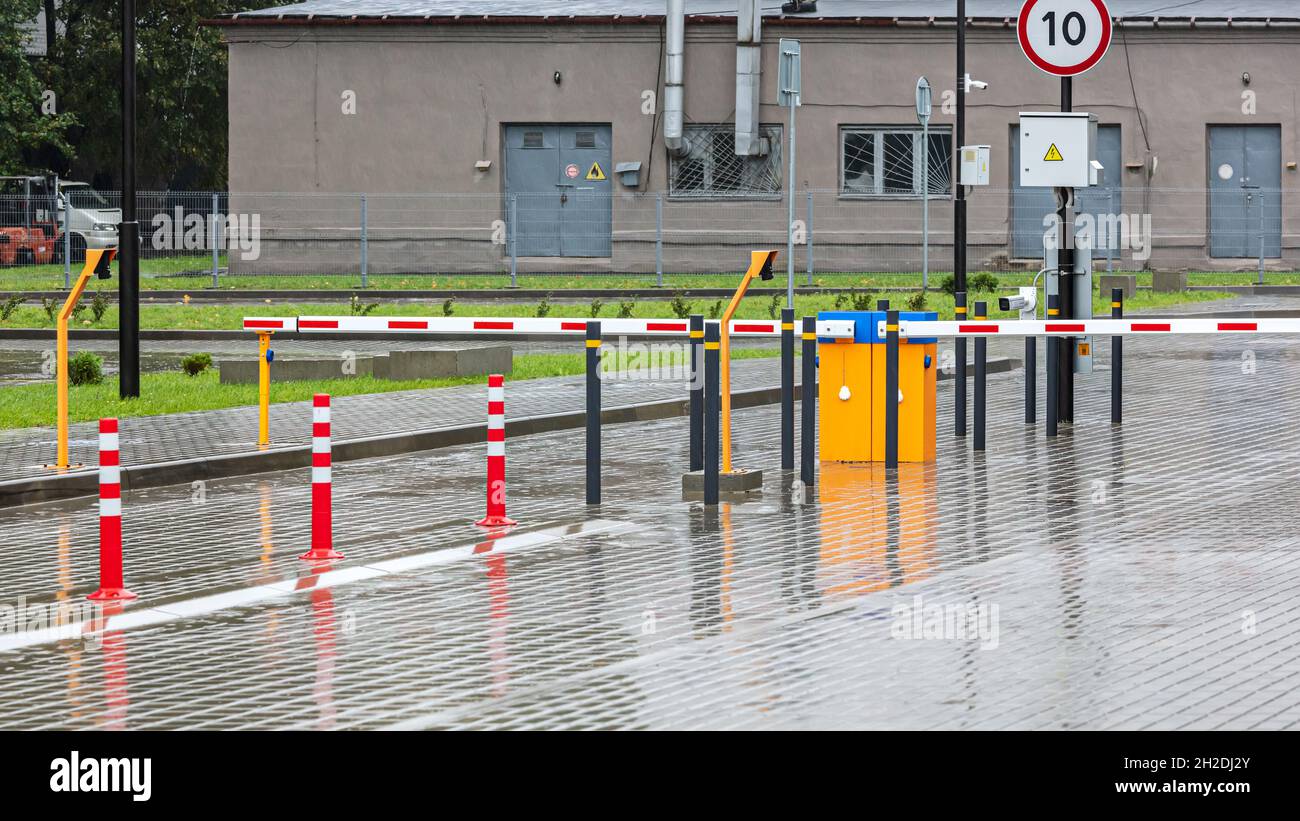 Moderne automatische Autobarriere für die Parkplatzsicherheit Stockfoto