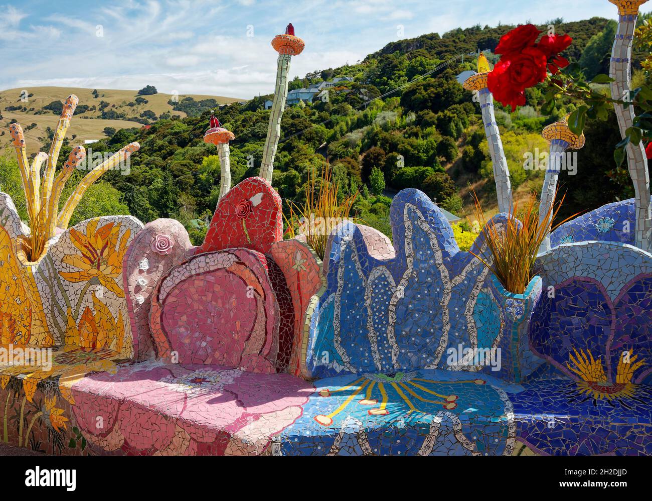 Mosaikbank, bunt, kreativ, Garten, einzigartig, Am Hang dahinter, The Giants House, Akaroa; Neuseeland Stockfoto