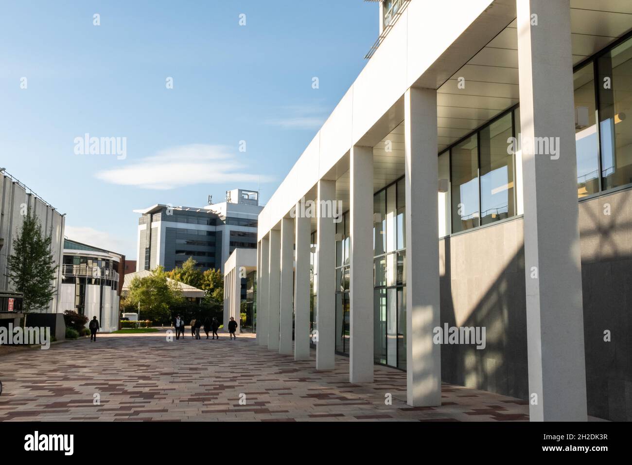 Der modern aussehende Campus im Stadtzentrum der Glasgow Caledonian University an einem sonnigen Tag in Schottland. Stockfoto