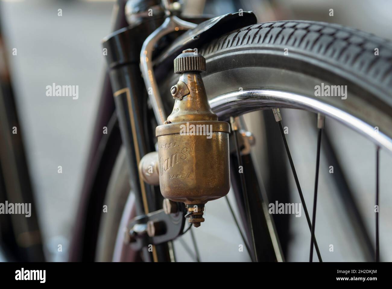 Altes Fahrrad oder Fahrrad Dynamo Stockfotografie - Alamy