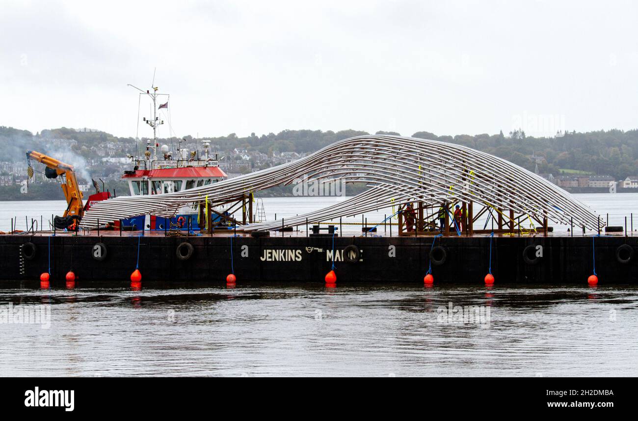 Die riesige £1 m lange, 36 Meter lange, 22 Tonnen schwere Buckelwal-Skulptur ist eingetroffen und wird neben dem V&A Design Museum in Dundee, Schottland, installiert Stockfoto